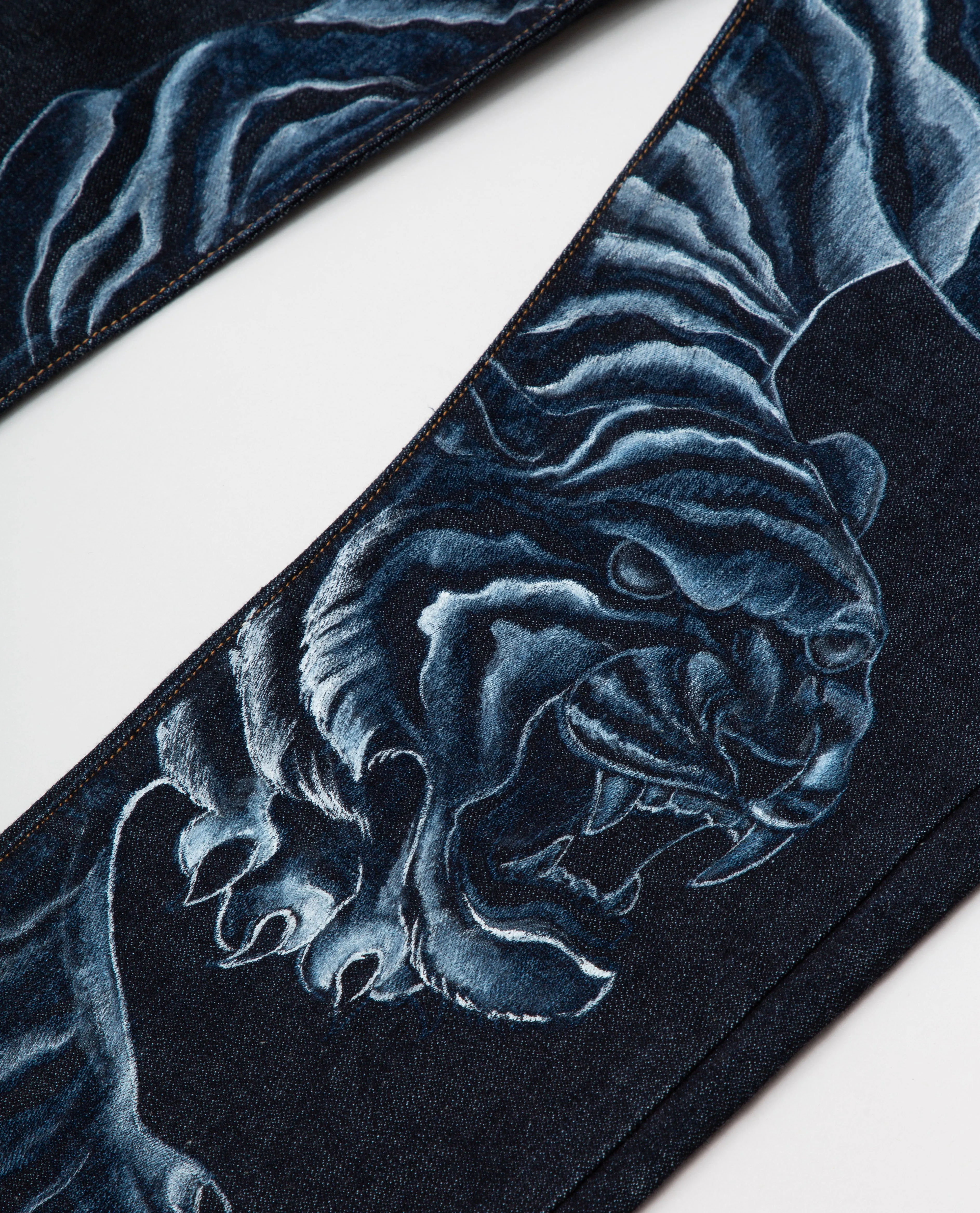 AR321 Etched Tiger Jeans
